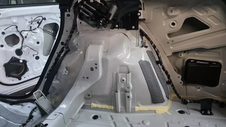 Шумоизоляция багажника Geely Monjaro-4