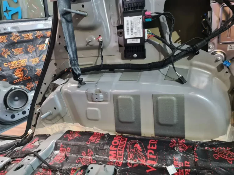Шумоизоляция пола автомобиля TANK