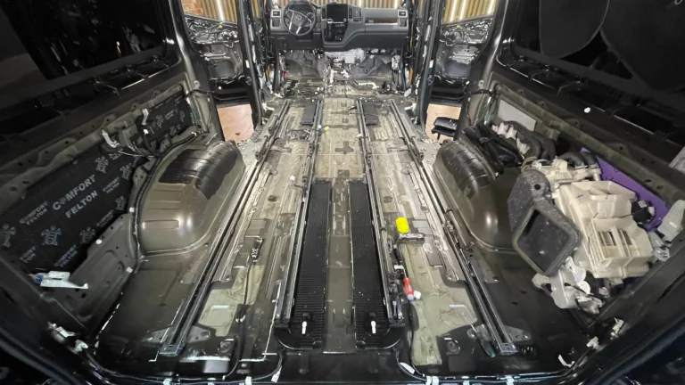 Шумоизоляция пола Toyota Granvia 2020-1