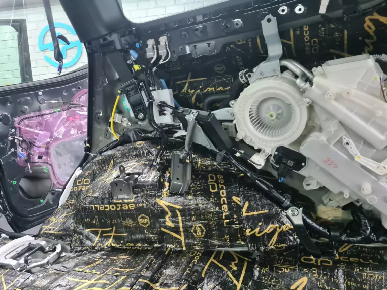 Шумоизоляция багажника Toyota Land Cruiser 250 Prad-3