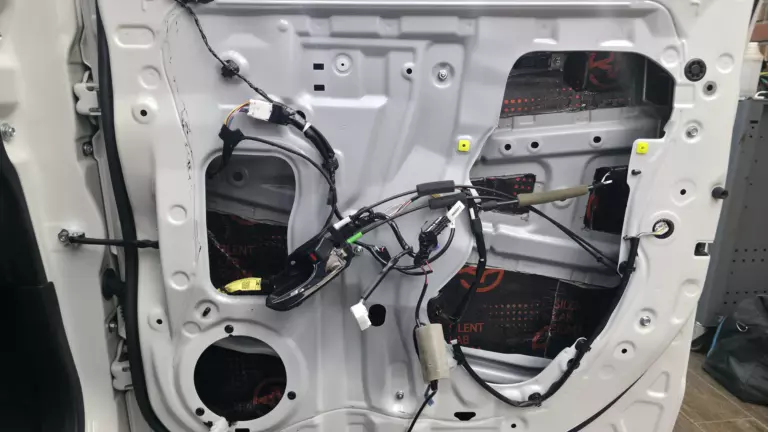 Шумоизоляции дверей Toyota Roomy-2