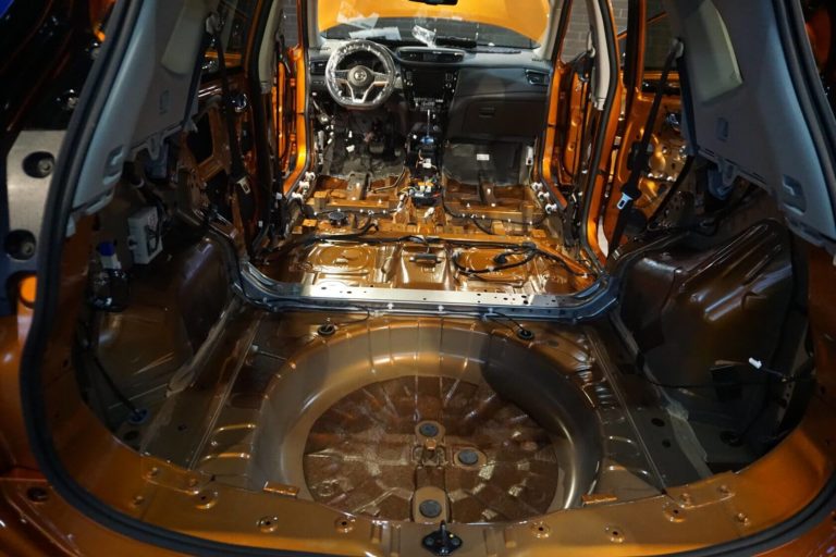 Шумоизоляция Nissan X-Trail пол1