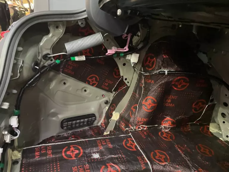 Шумоизоляция багажника Toyota Camry-1