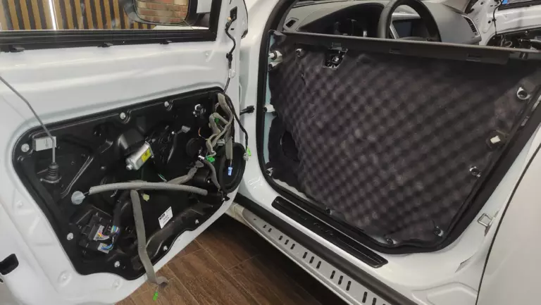 Шумоизоляция дверей Volvo XC60-4