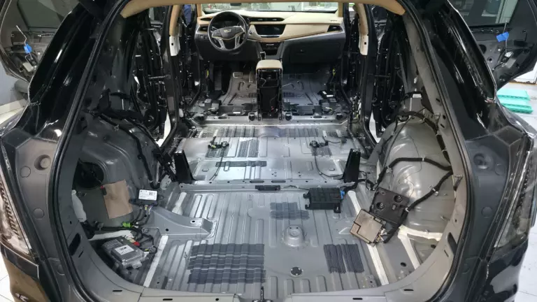 Шумоизоляция пола Cadillac XT5-1