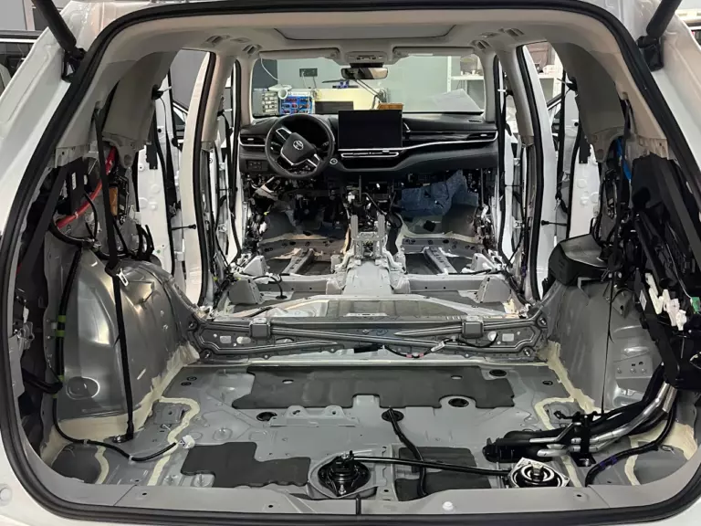 Шумоизоляция пола Toyota Highlander-1
